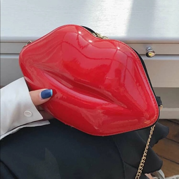 Lip Shape Red Chain Crossbody/Shoulder Bag - Picture 3 of 6